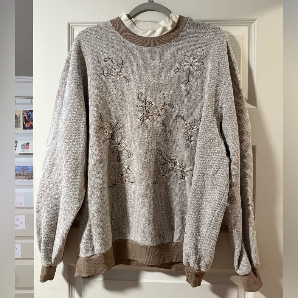 Crewneck sweater with embroidered details Tag